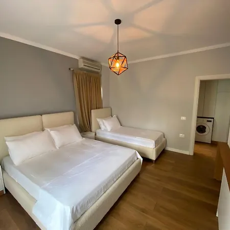 Lana River Modern דירה